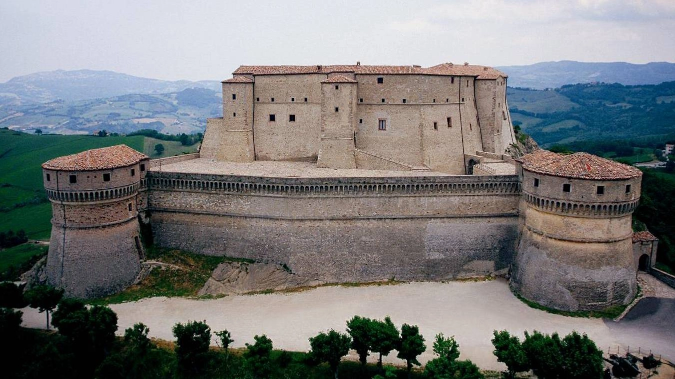 Una foto panoramica della fortezza di San Leo 