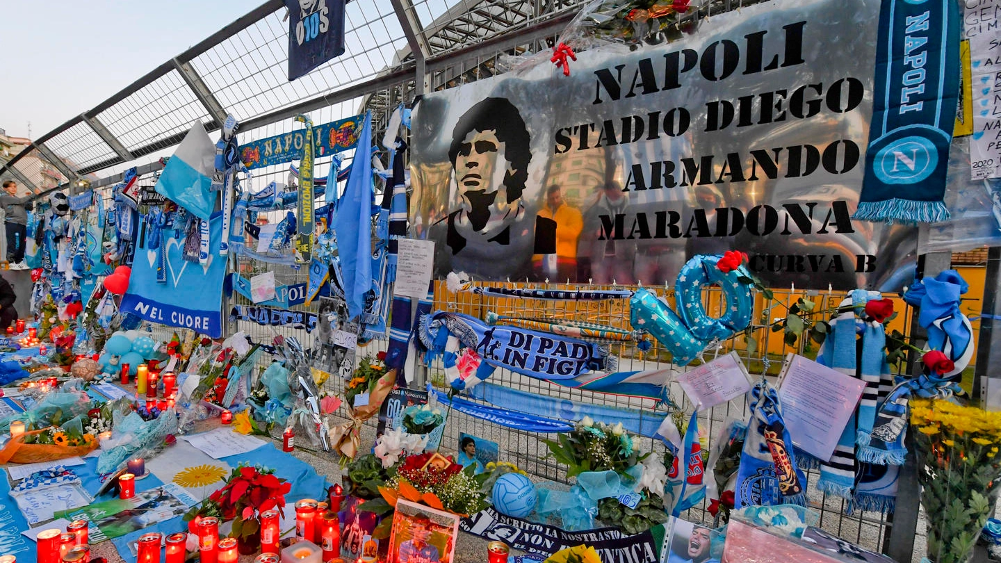 Il tributo a Maradona sui cancelli dello stadio San Paolo di Napoli (Ansa)