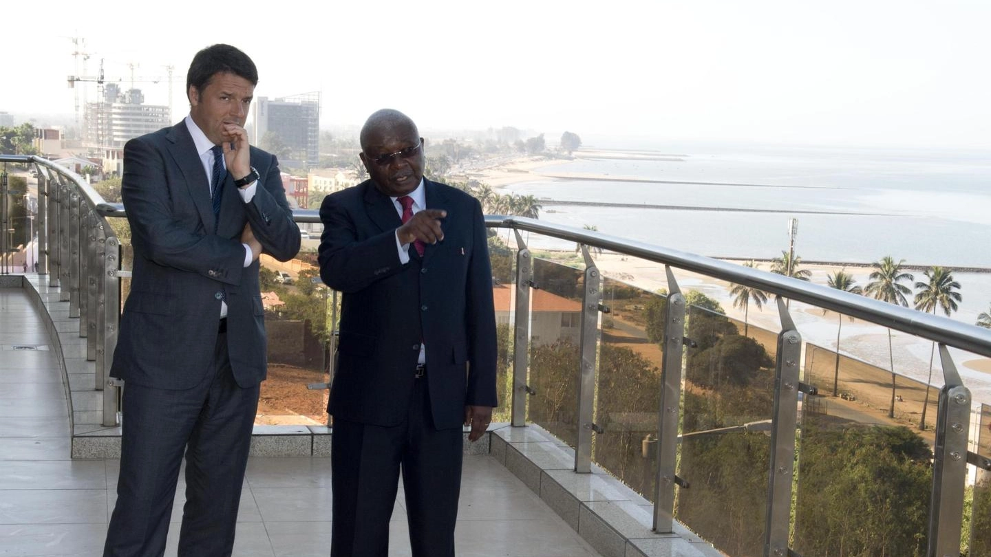 Matteo Renzi, in visita in Mozambico, dove ha incontrato il presidente  Armando Guebuza (Ansa)