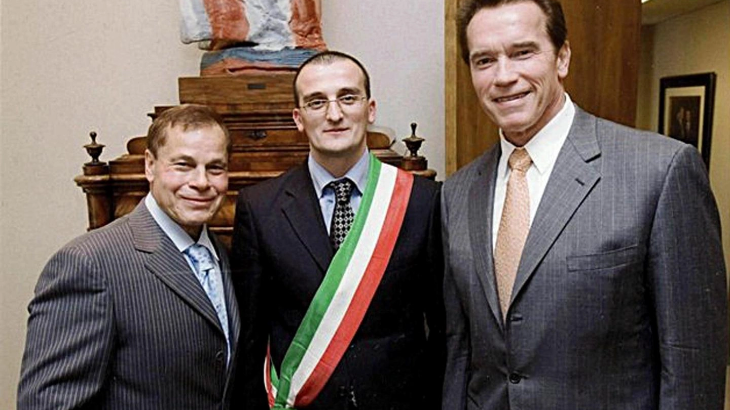 Sindaco di Ollolai, al centro, con Franco Columbu e Arnold Schwarzenegger (Ansa)