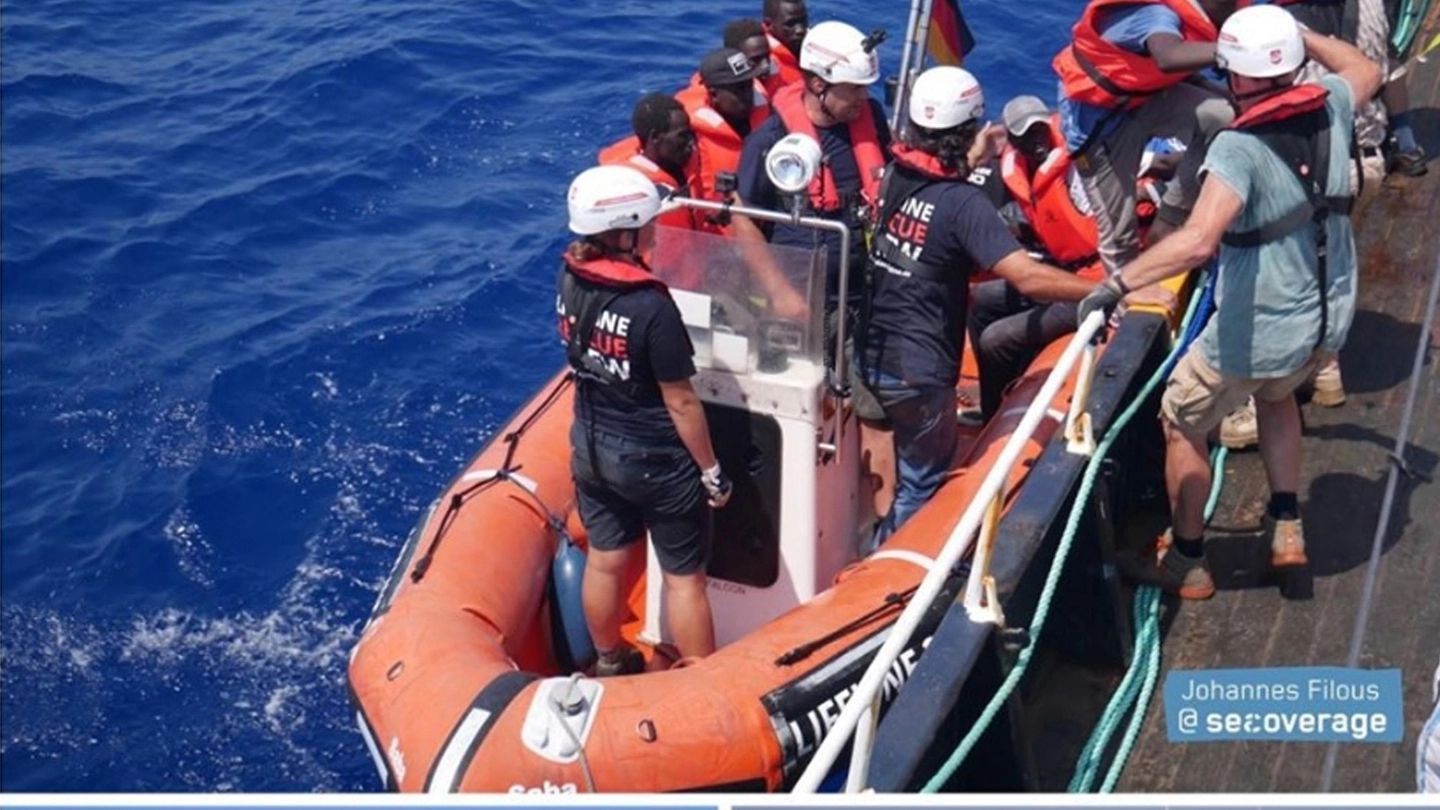 La nave Eleonore della Ong Lifeline "ha soccorso 101 persone (Ansa)
