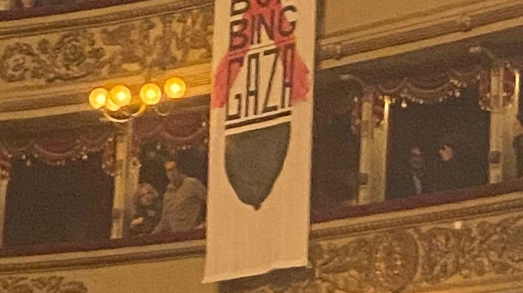 Striscioni pro-Palestina alle prove della Scala