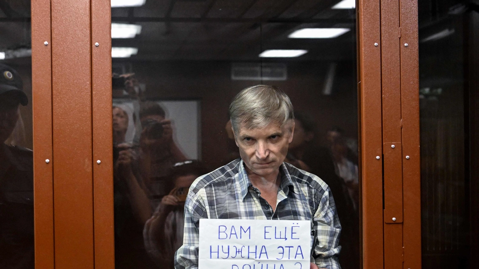 Alexei Gorinov con la scritta "Avete ancora bisogno di questa guerra?", 08/07/2022 (Ansa)