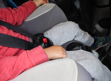 Bambini dimenticati in auto, lo psichiatra: "Formare i genitori con corsi pre-parto"