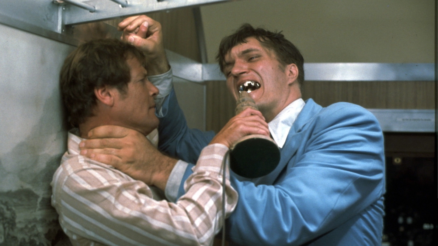 L'attore Richard Kiel nei panni dello 'squalo' in 'La spia che mi amava' (Lapresse)