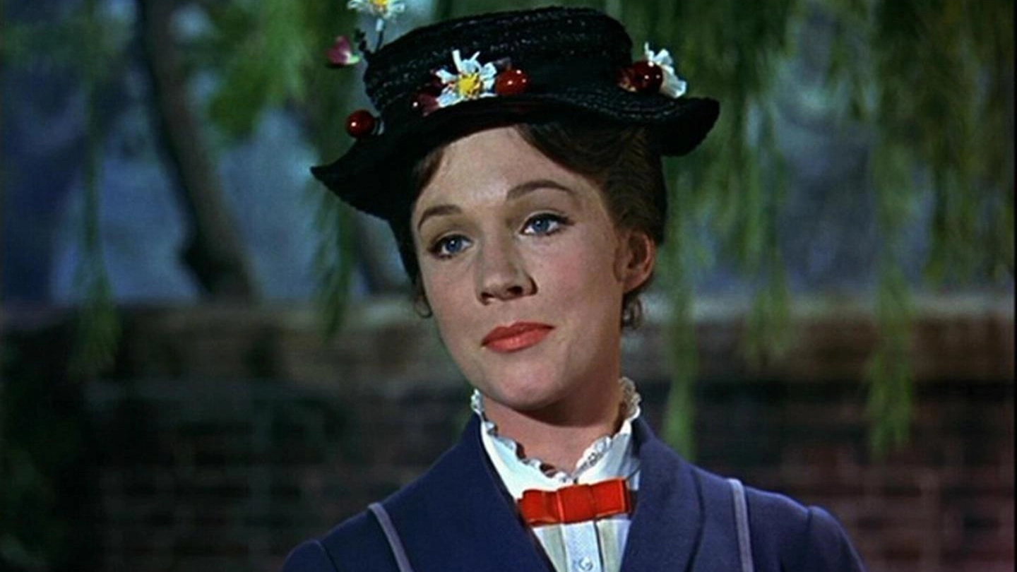 Julie Andrews in una scena del film Mary Poppins (Ansa)