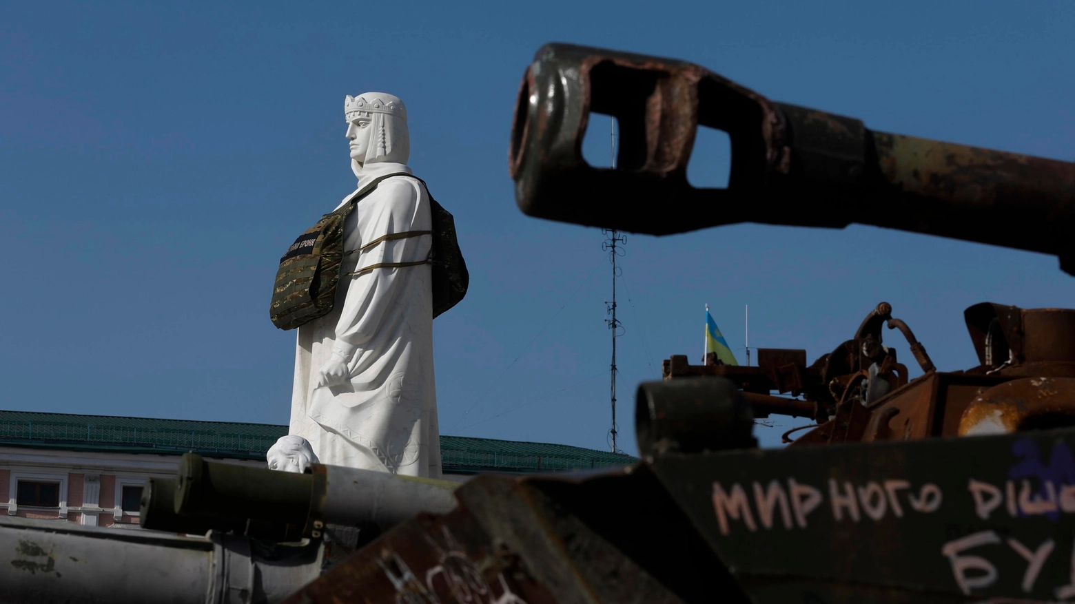 Un giubbotto antiproiettile sul monumento della principessa Olga in piazza Mykhailivska a Kiev