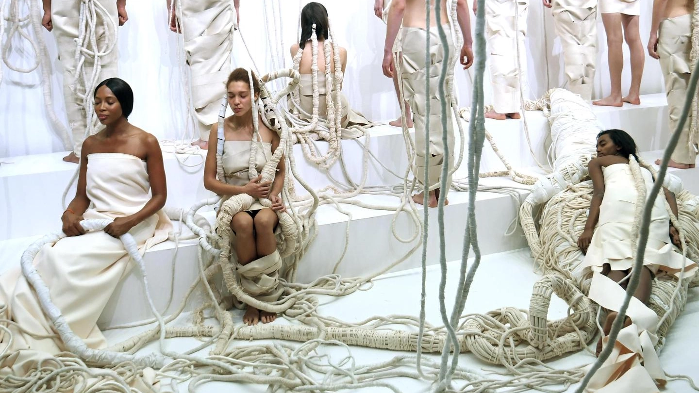 Tod's, Naomi Campbell nell'installazione durante la Milano Fashion Week (Ansa)