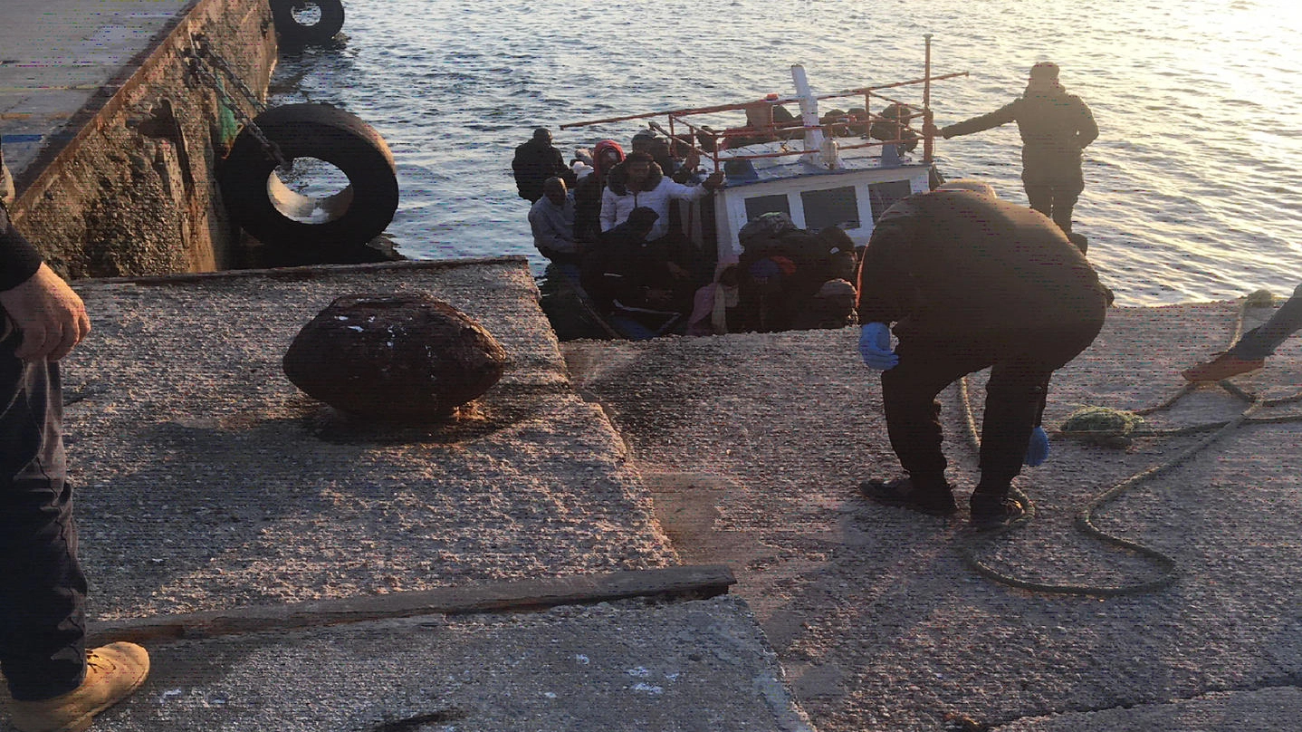 Migranti, l'ultimo sbarco a Lampedusa, il 6 aprile (Ansa)