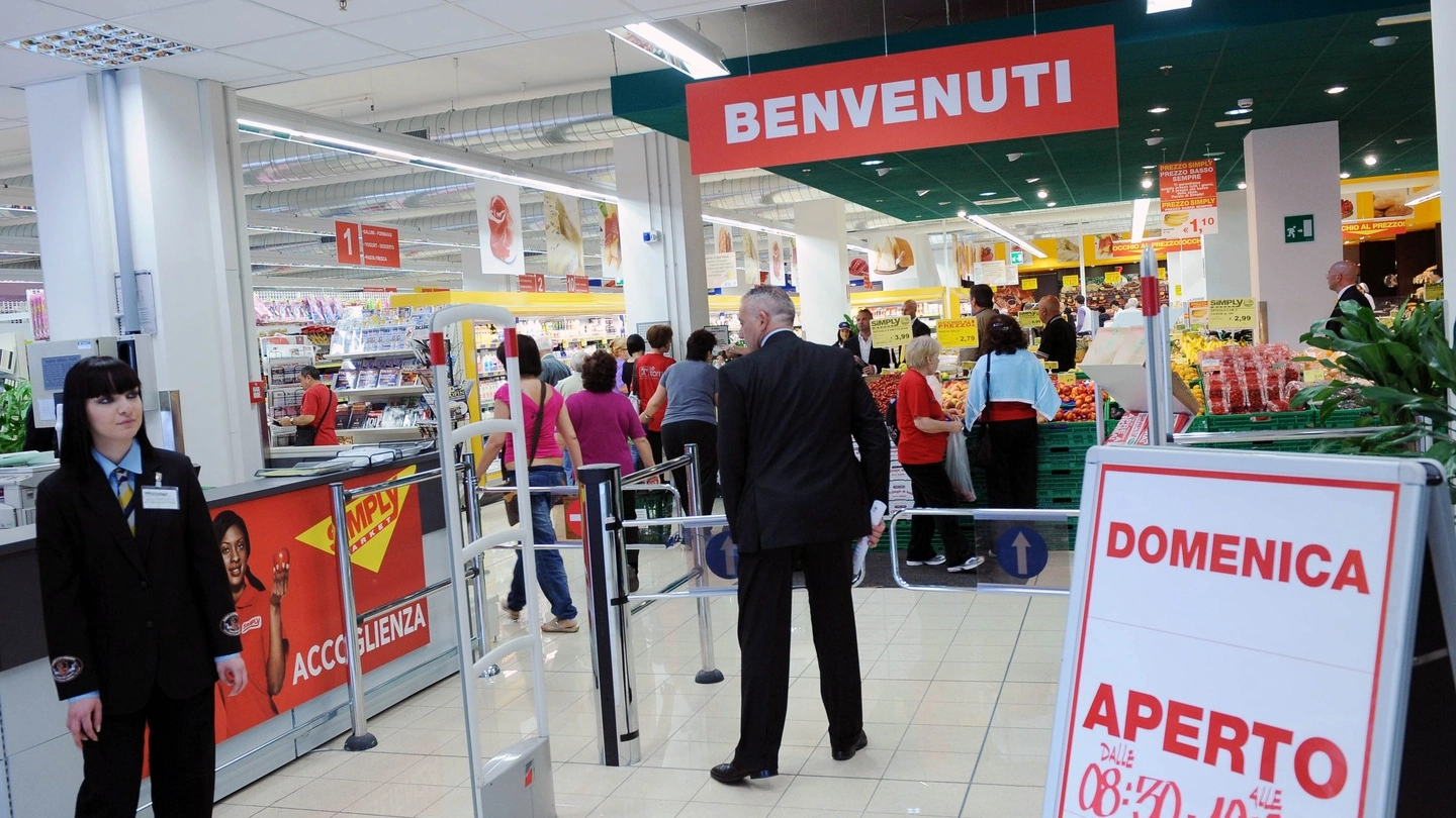 Negozi, supermercati (foto Imagoeconomica)