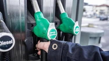 Carburanti, “La benzina in autostrada sfiora i 2,8 euro al litro”. La denuncia di Assoutenti: “Stangata di rientro”