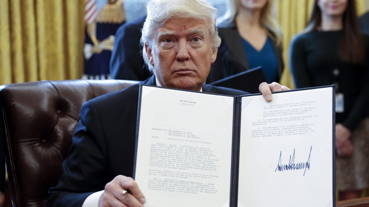 La firma del presidente Trump per l'oleodotto Keystone (Ansa)