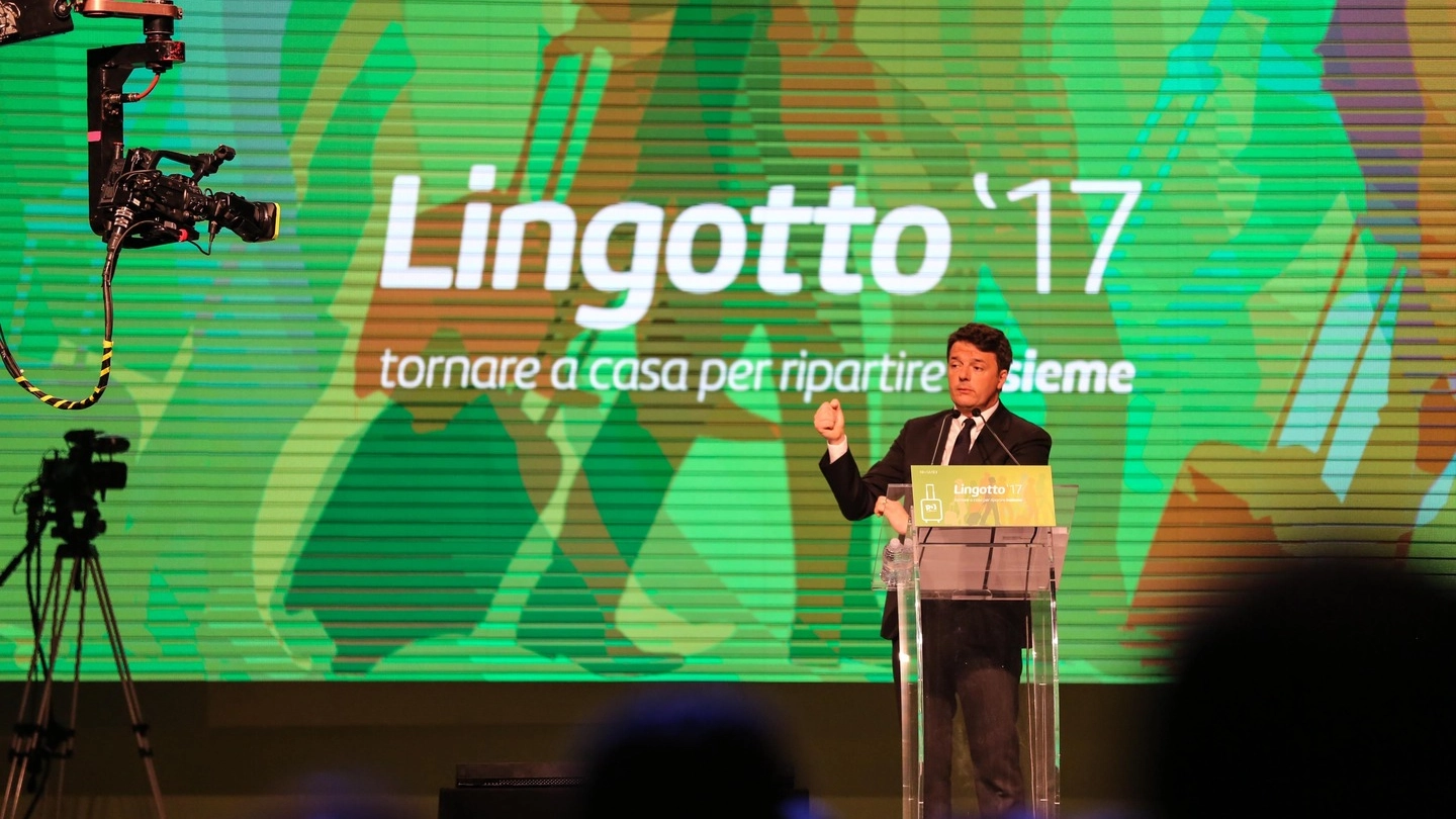 Matteo Renzi sul palco del Lingotto (Lapresse)