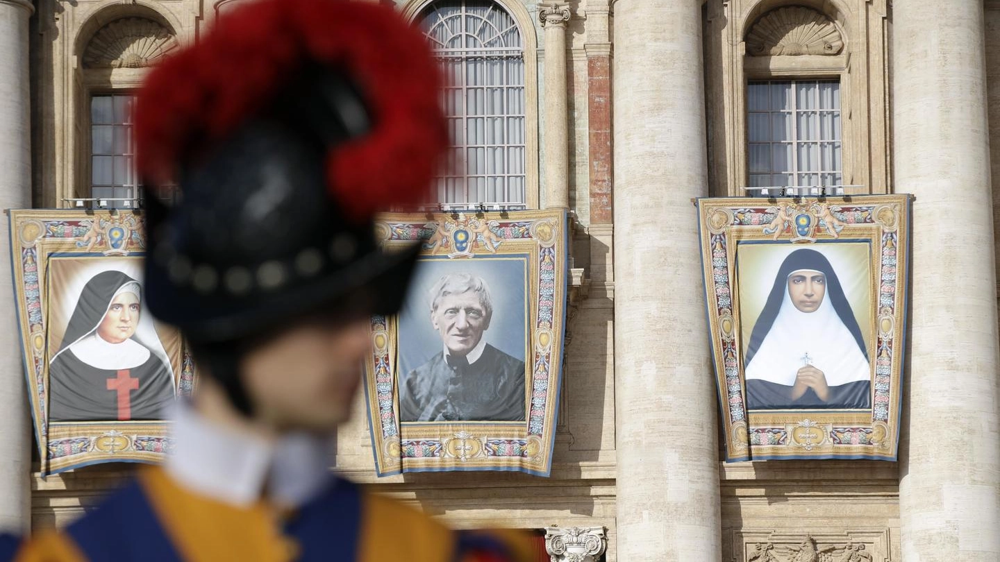 La cerimonia per la proclamazione di 5 nuovi santi in piazza San Pietro (Ansa)