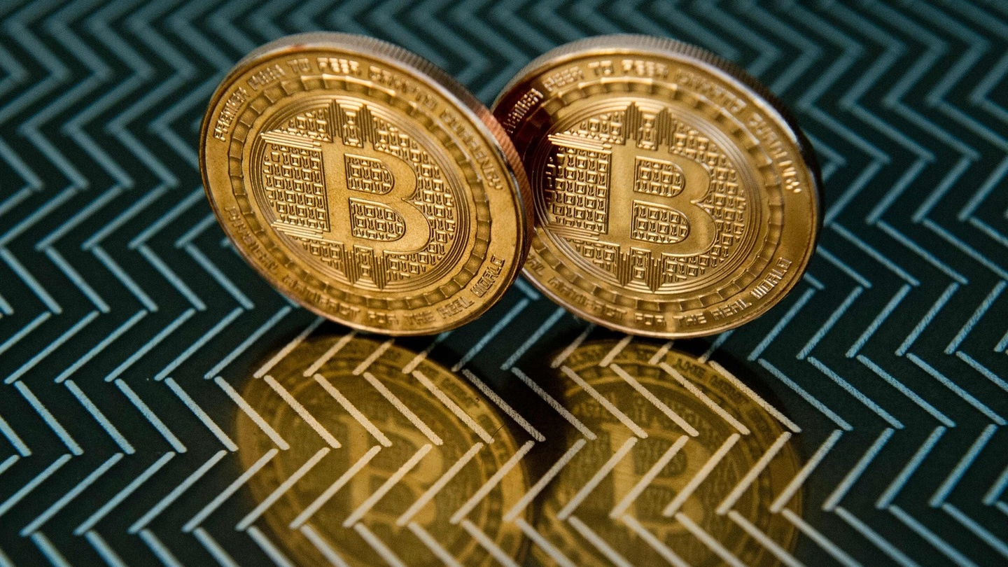 Bitcoin, valore alle stelle: nuovo record (foto Afp)