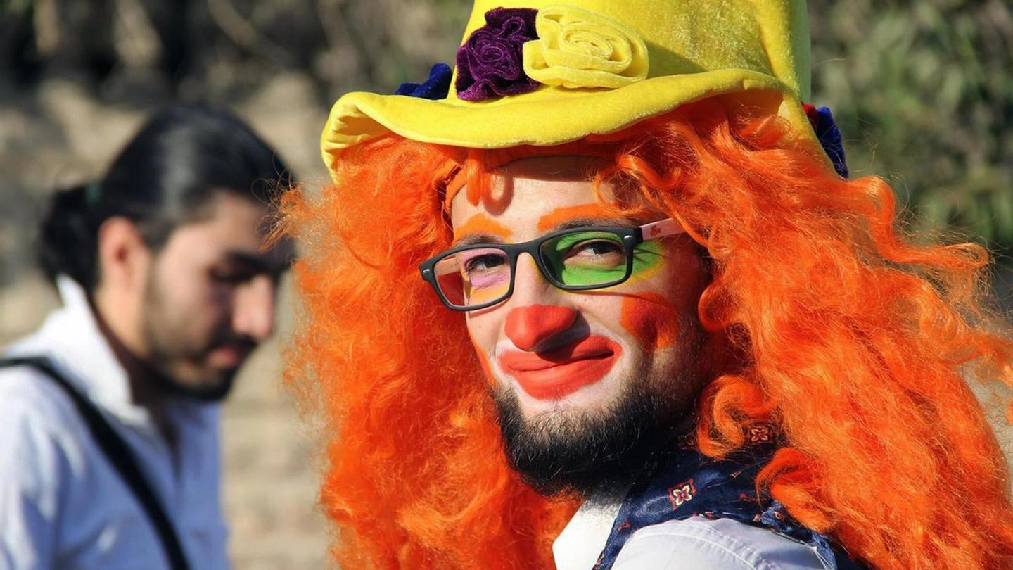 Anas Basha, 24 anni, il clown degli orfani di Aleppo, morto sotto le bombe (Ansa)