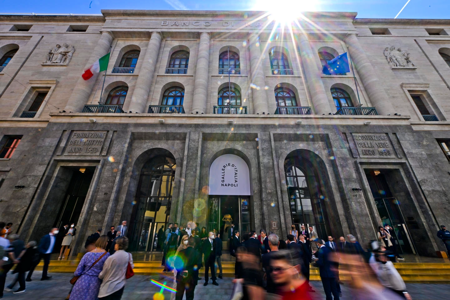 L'ex storico palazzo del Banco di Napoli in via Toledo a Napoli