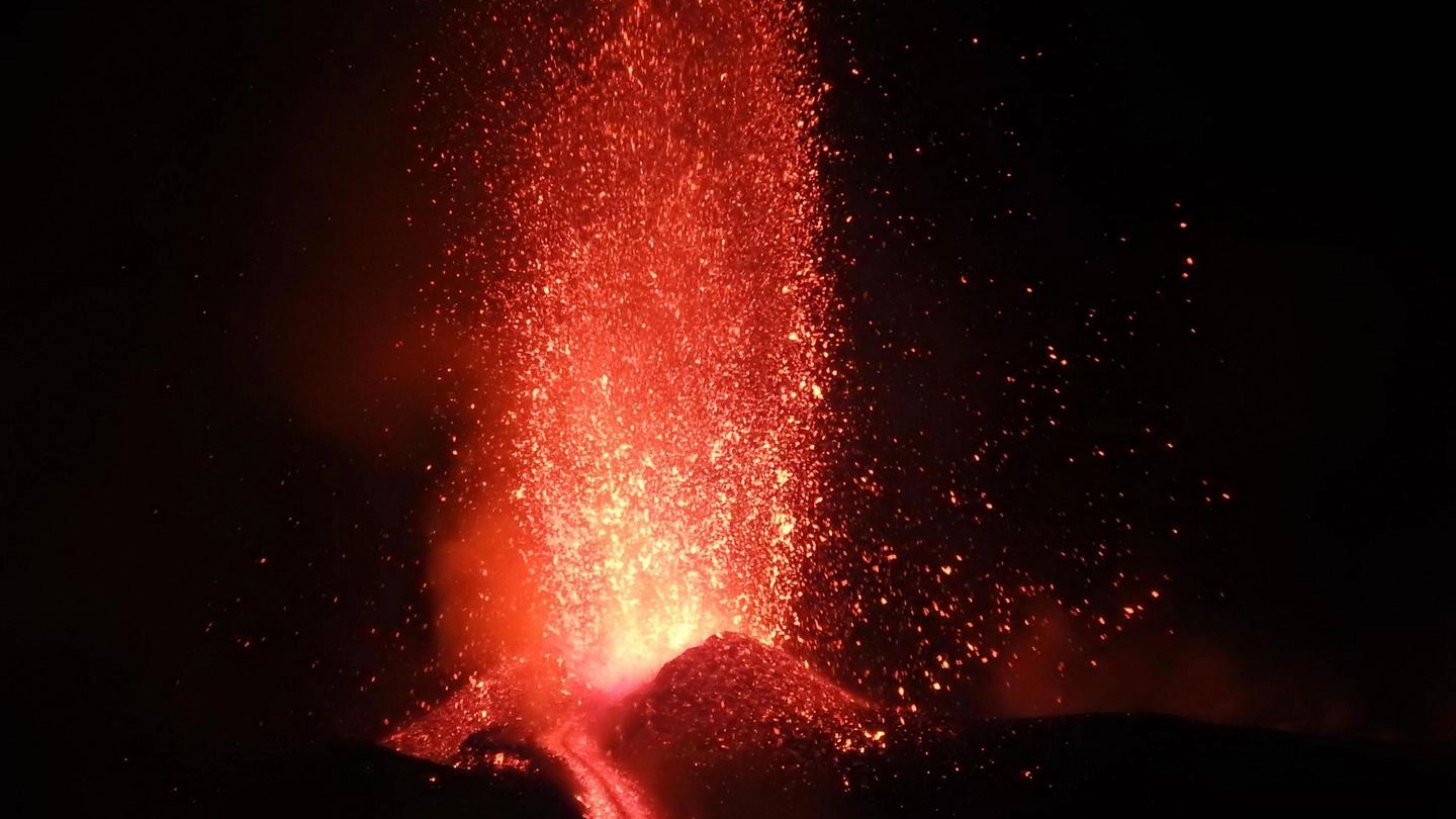 L'Etna in eruzione (Ansa)