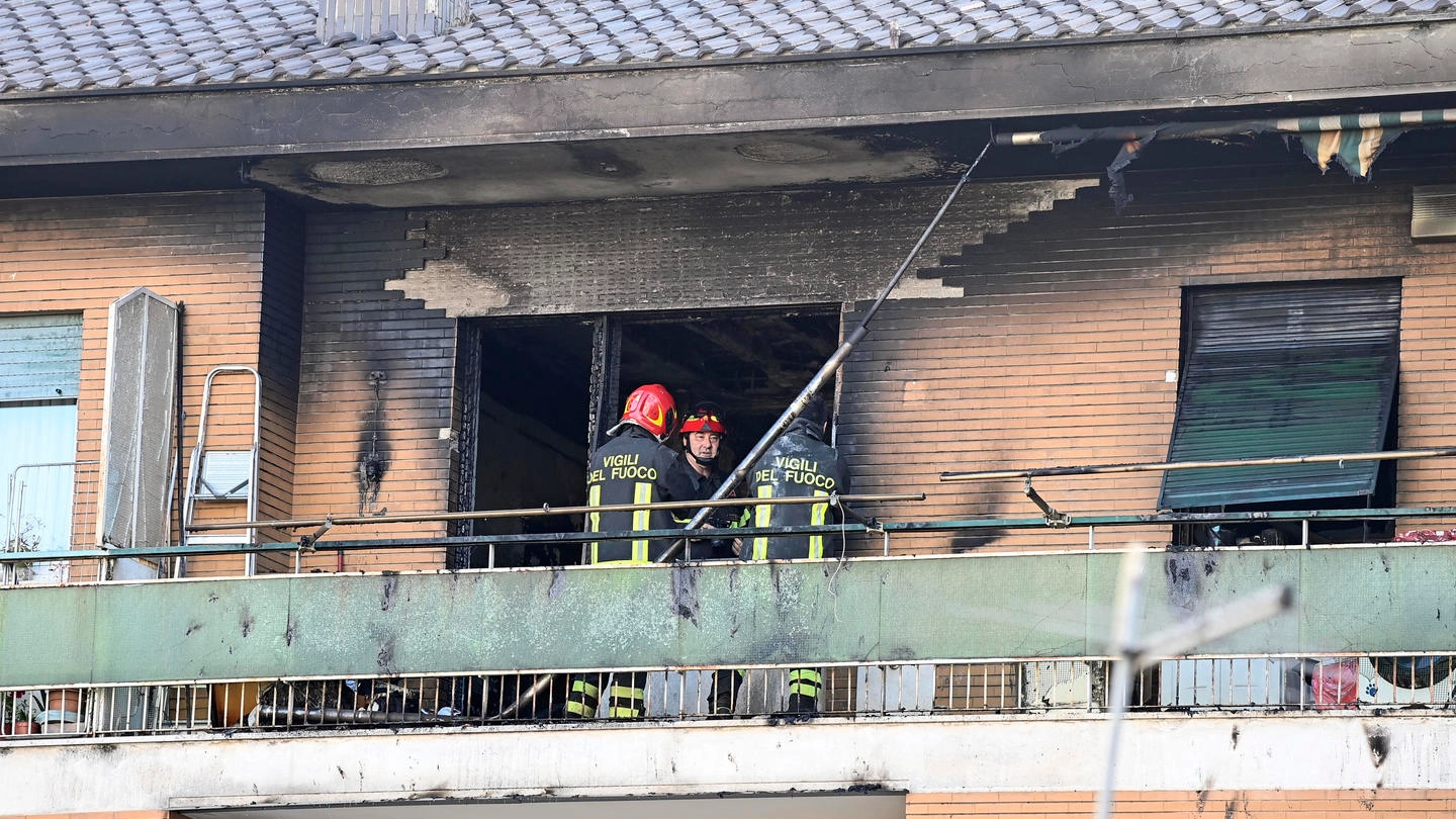 Vigili del Fuoco al lavoro per un incendio divampato in un edificio in via Richelmy 