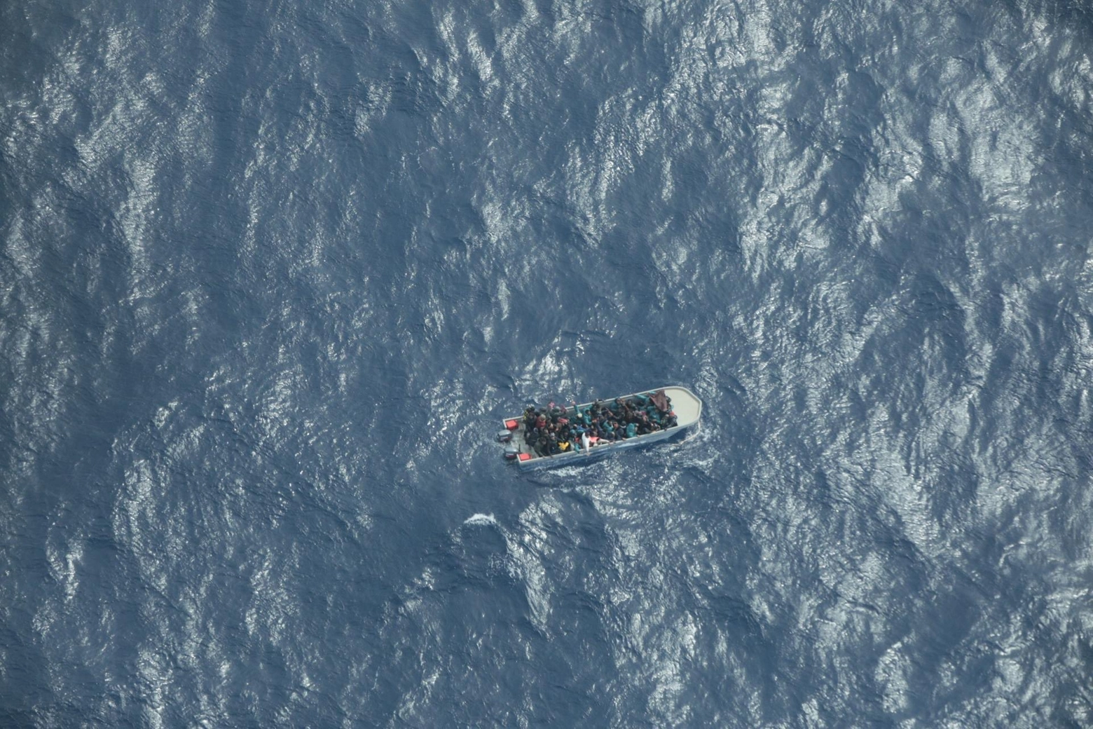 Il barchino fotografato dall'aereo di Sea Watch