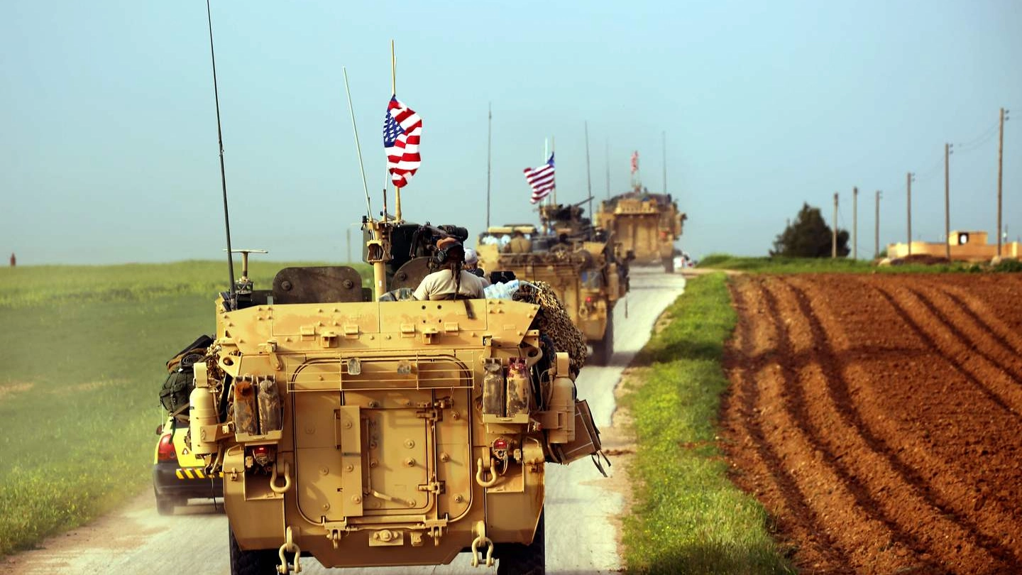 Mezzi corazzati Usa schierati al confine con la Turchia (Afp)