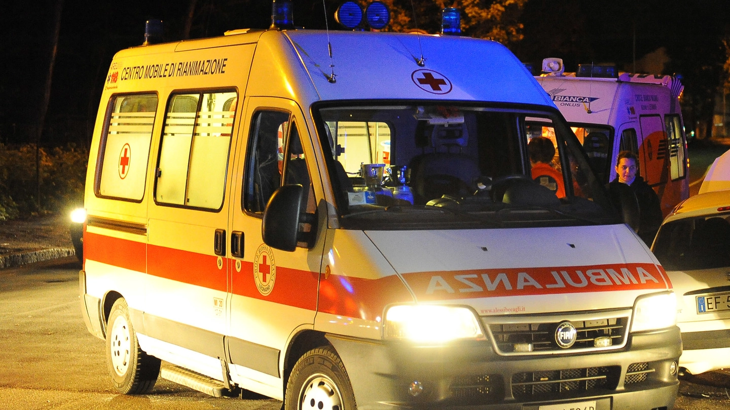 Ambulanza, foto generica (Ansa)