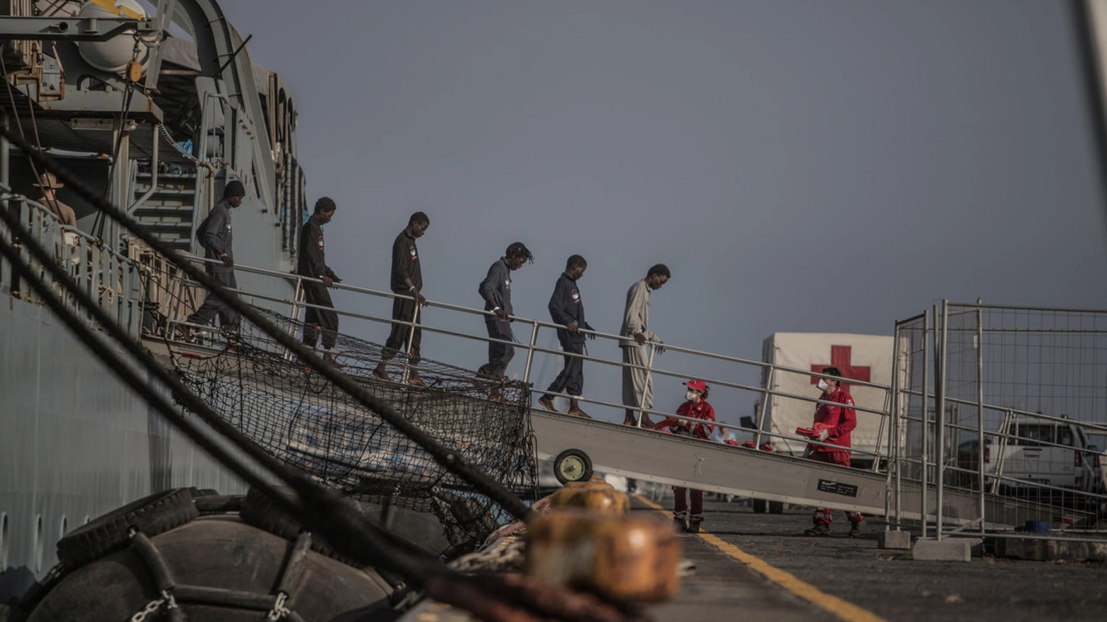 Migranti trasferiti dopo un soccorso in mare (Ansa)