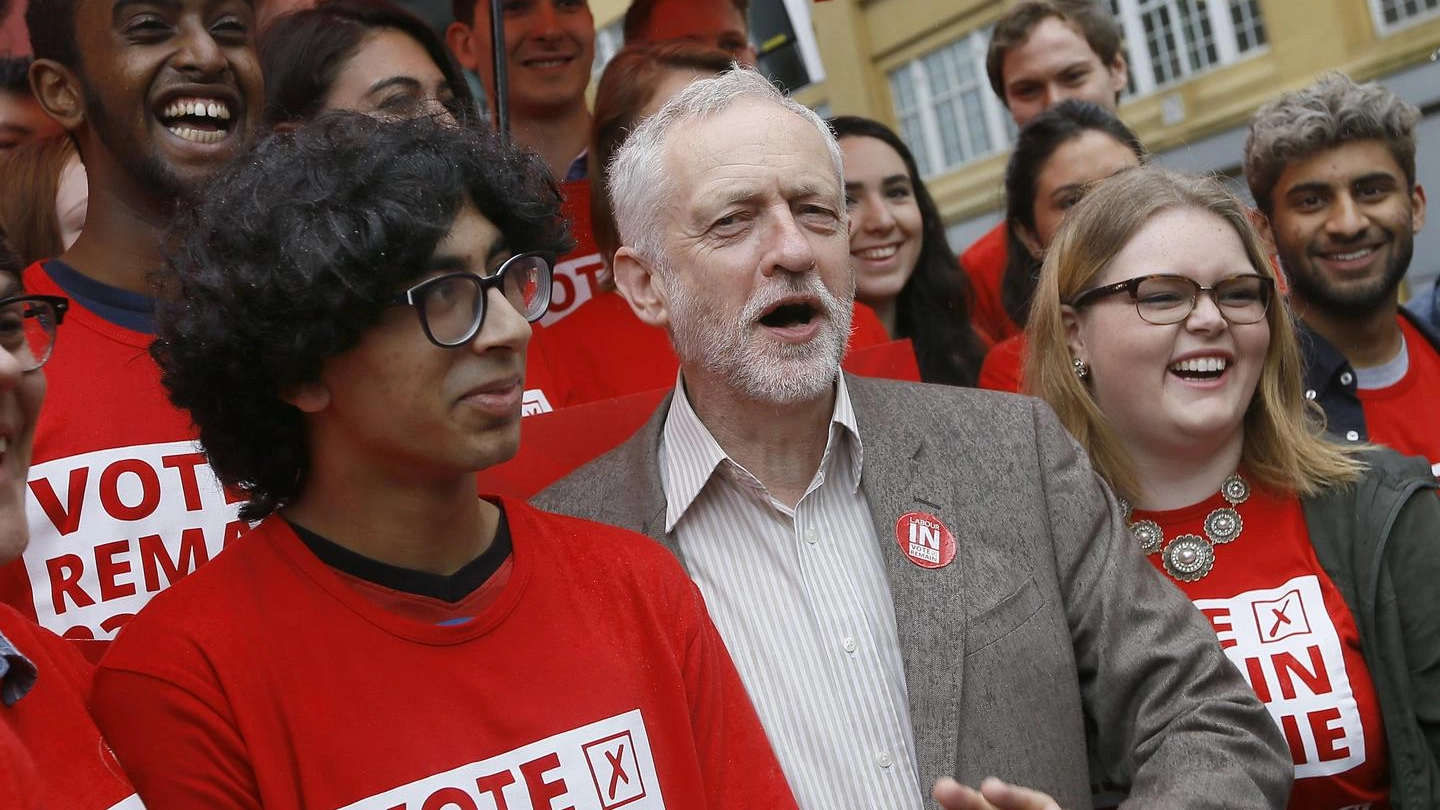 Il leader laburista Jeremy Corbyn con i giovani del 'remain' (Ansa)