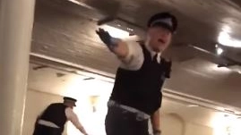 Attentato Londra, polizia in un pub 