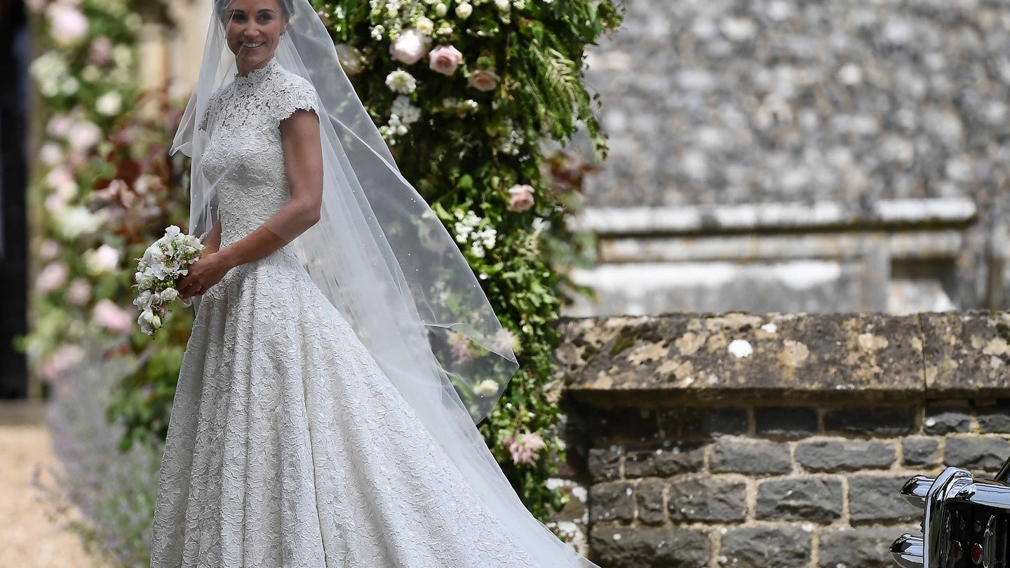Pippa Middleton sposa con un abito di Giles Deacon (Lapresse)