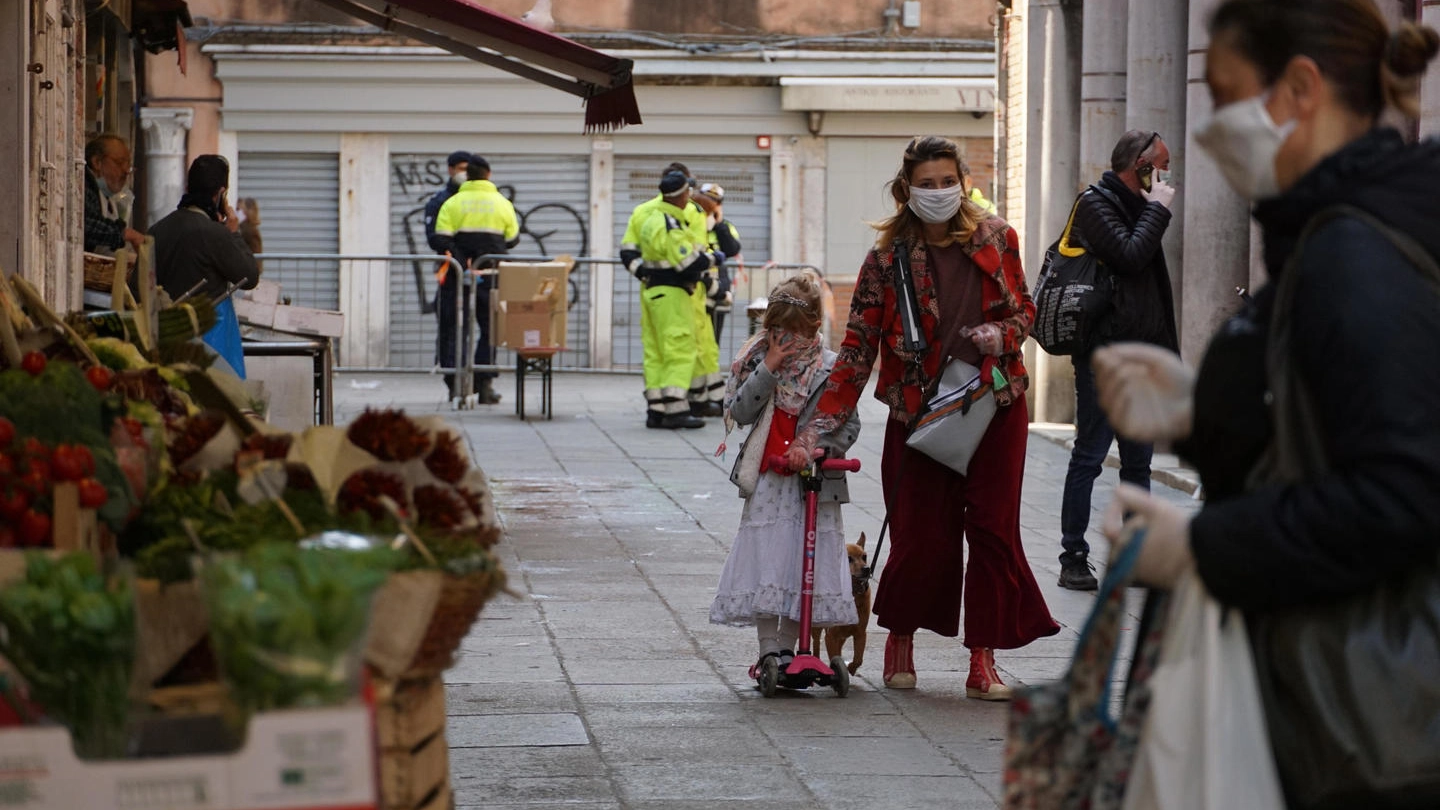 Coronavirus, gente in strada a Venezia (Ansa)