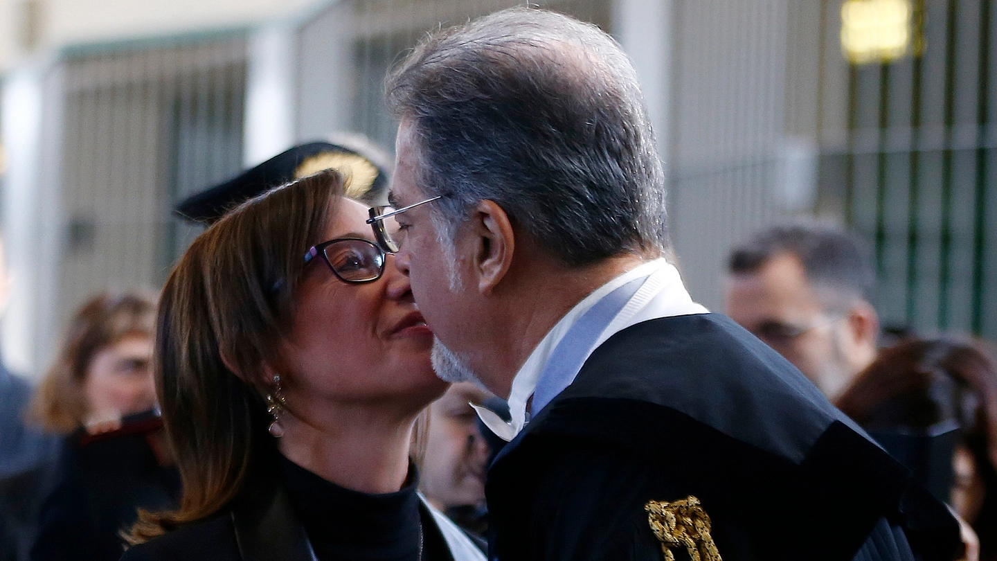 Ilaria Cucchi bacia il compagno e avvocato Fabio Anselmo (Lapresse)