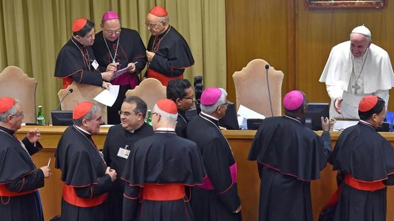 Il Papa con i cardinali al Sinodo sui giovani