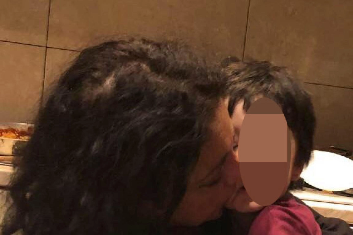La foto di un abbraccio tratta dal profilo Facebook di Rosamaria Caputi con il figlio