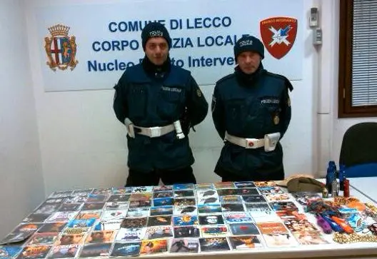 Blitz anti-abusivi: sequestrate decine di dvd a “luci rosse” a Lecco
