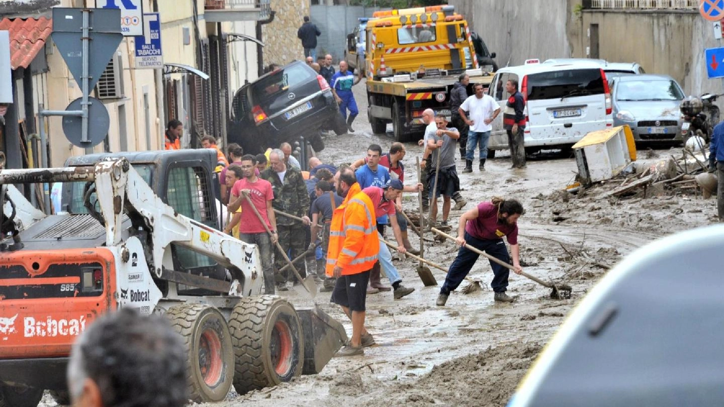 Livorno, al lavoro per rimuovere il fango dalle strade (Ansa)