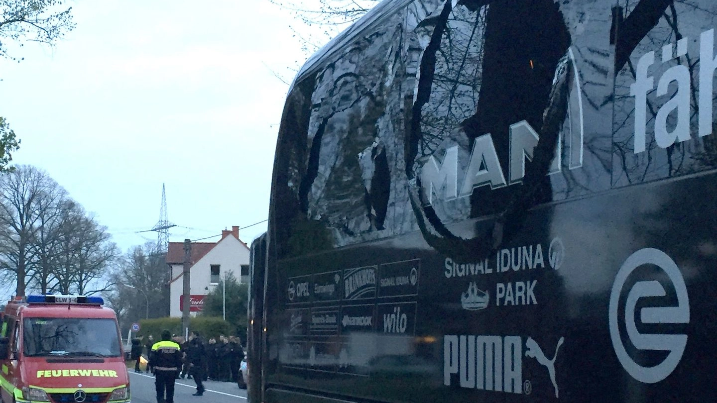 Il bus del borussia Dortmund danneggiato dalle esplosioni (Afp)