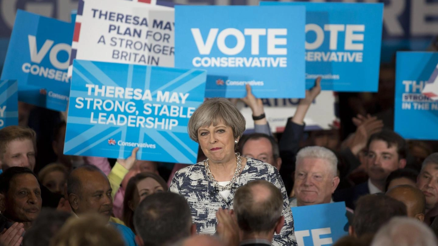 La premier britannica Theresa May durante la campagna elettorale per le elezioni (Ansa)