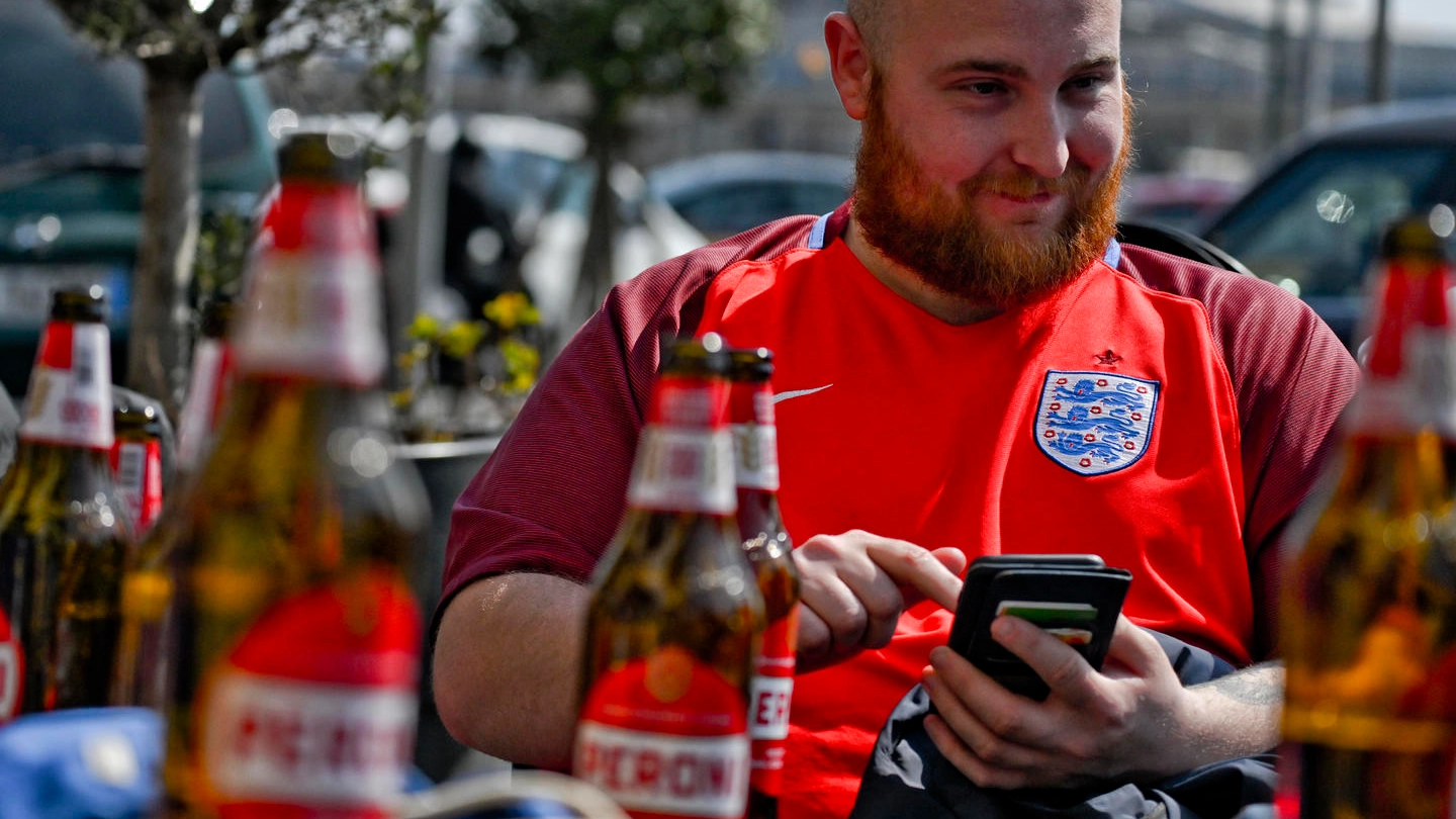 Tifosi inglesi bevono birra in attesa del match allo stadio Maradona di Napoli