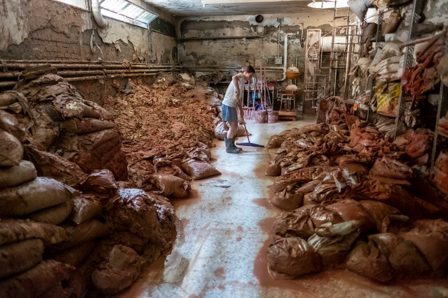 Faenza, volontari al lavoro per ripulire il Museo Zauli dal fango incrostato (Foto Corelli)