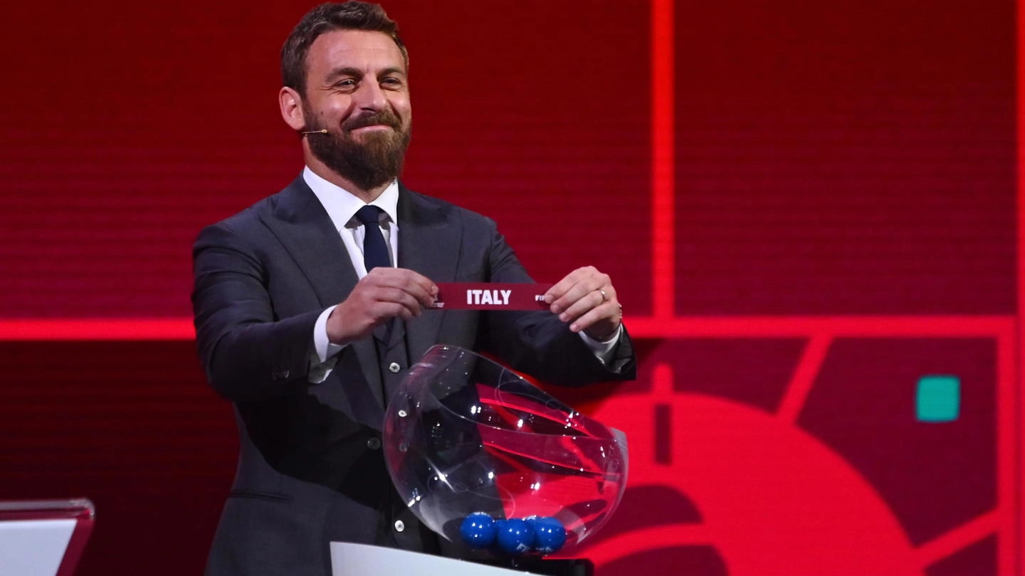 Daniele De Rossi pesca l'Italia nel sorteggio Mondiale (Ansa)