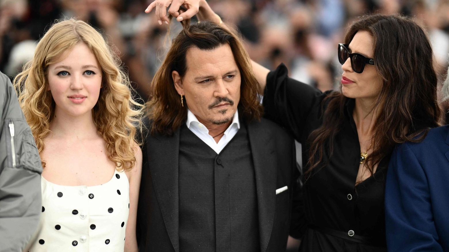 Cannes, la regista Maiwenn (a destra). Al centro Johnny Depp, accanto l'attrice tedesca Pauline Pollmann (Ansa)