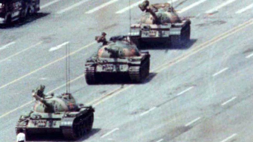 L'immagine simbolo delle proteste di piazza Tienanmen (Charlie Code, 1989)