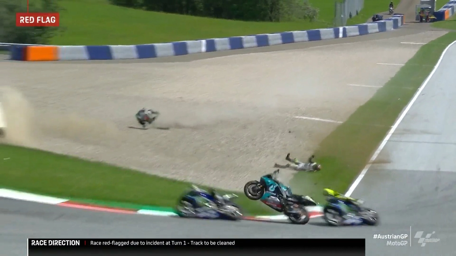 La moto di Morbidelli che passa fra Vinales e Valentino Rossi (foto Twitter MotoGp)
