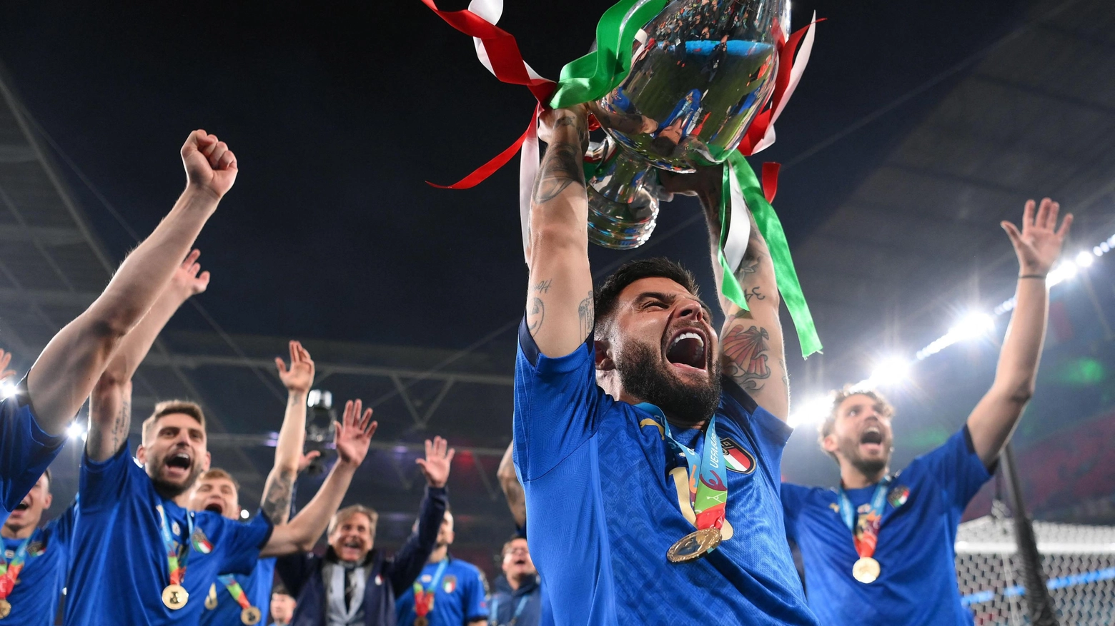 Lorenzo Insigne alza la Coppa: Italia campione d'Europa