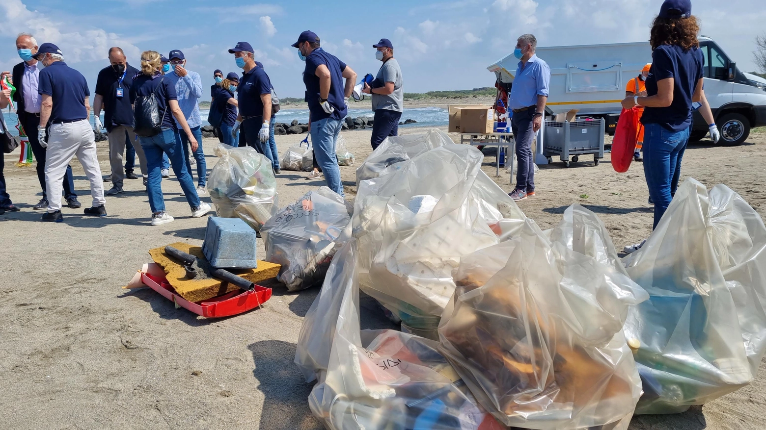 Volontari ripuliscono la spiaggia di Fiumicino