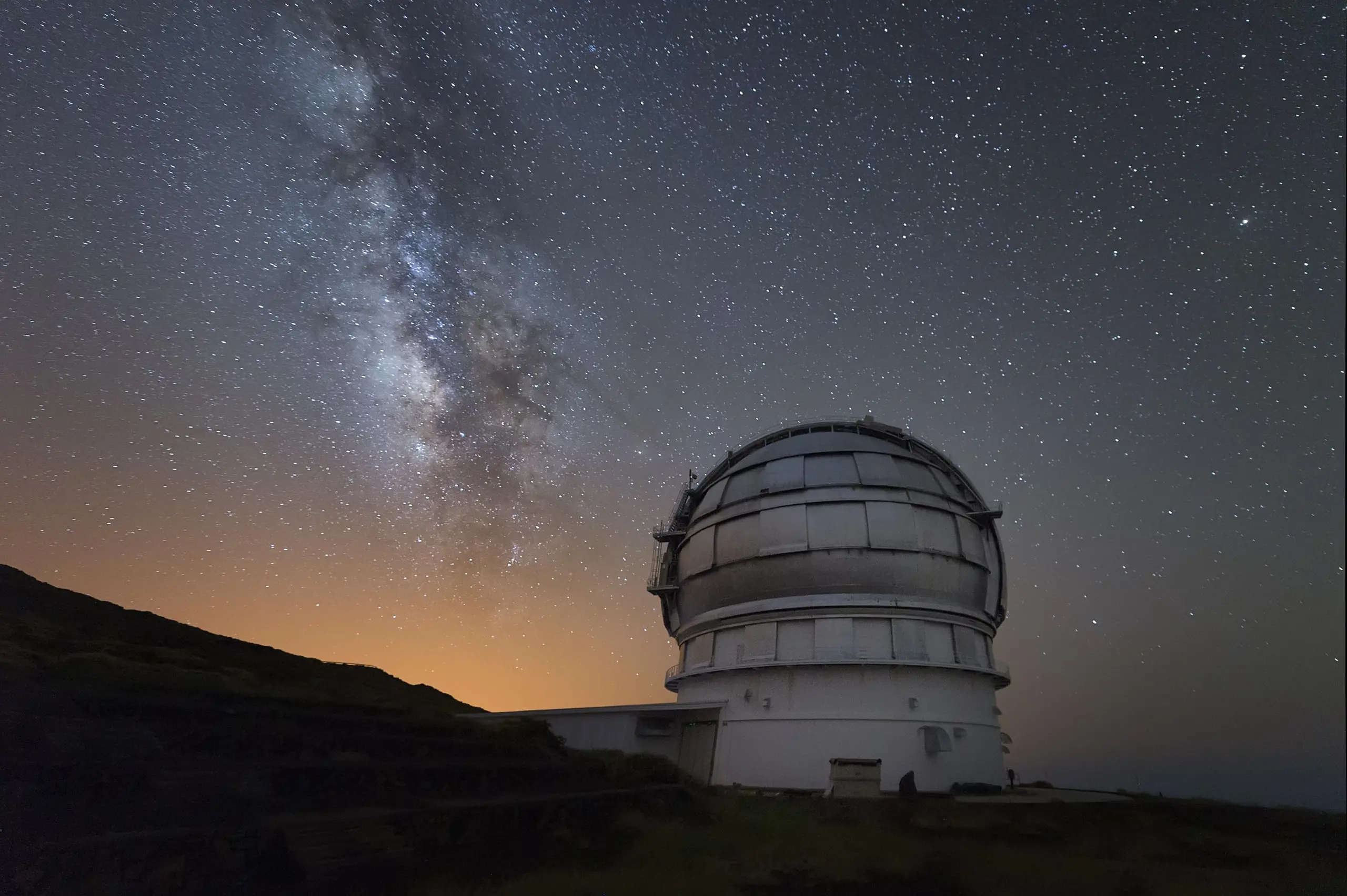 Eclissi 27 luglio, a che ora si vedrà la luna rossa. Attesa per la cometa verde
