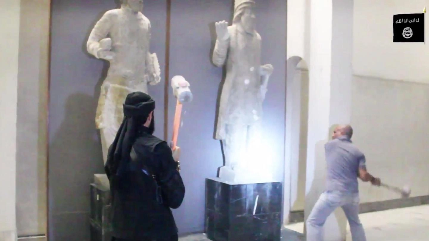 Mosul, i miliziani dell'Isis distruggono importanti opere d'arte (Ansa)
