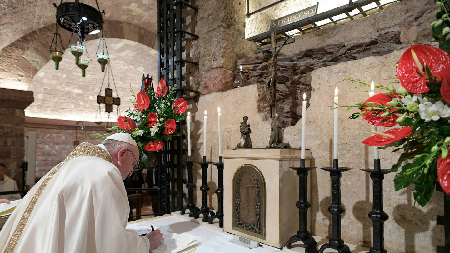 Il Papa firma l'enciclica "Fratelli tutti" ad Assisi (Ansa)