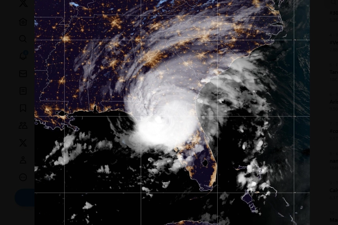 Un'immagine satellitare del ciclone sulla Florida (Twitter @NHC_Atlantic)